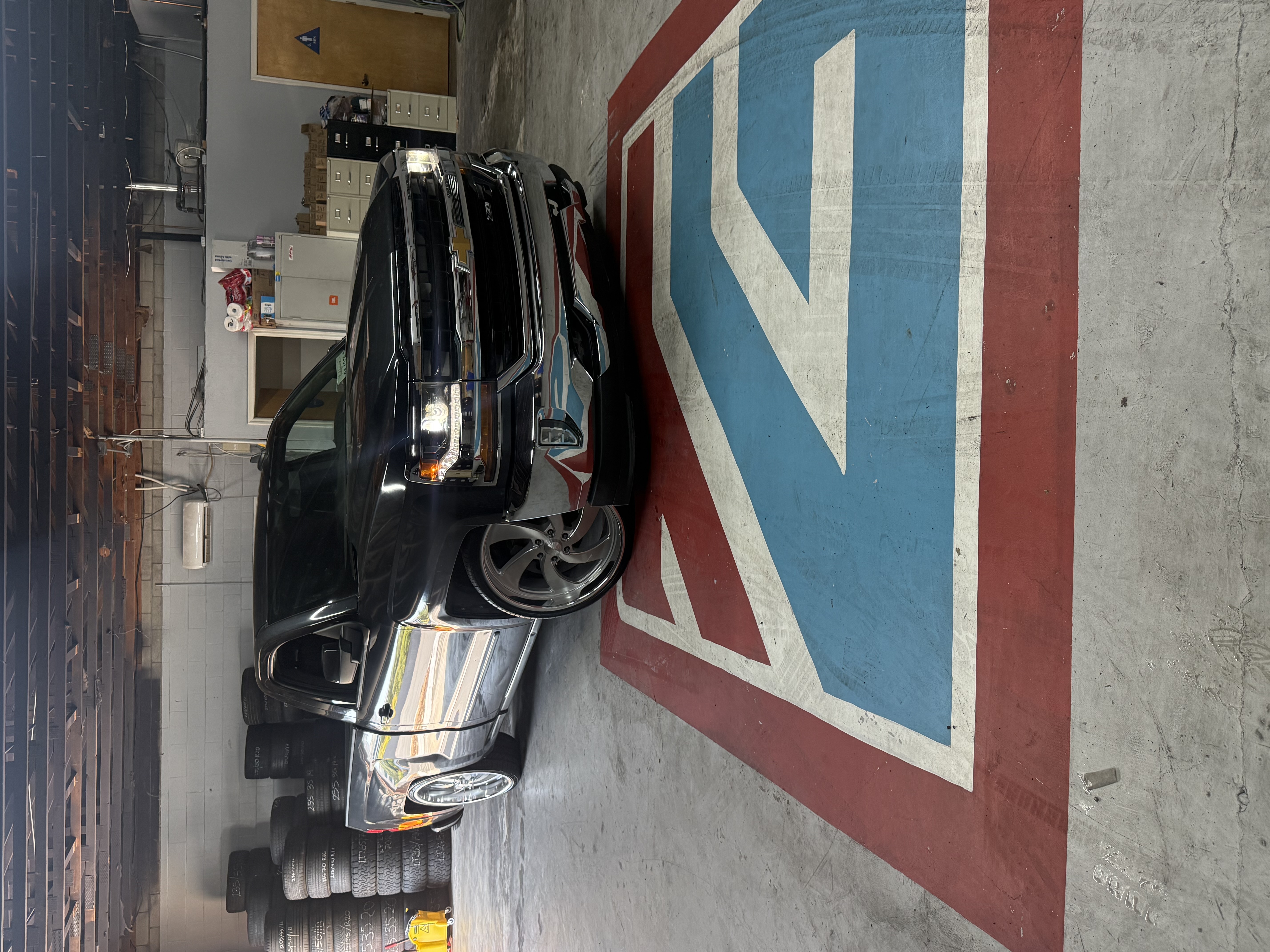 Chevy Tahoe - Large Chrome Wheels