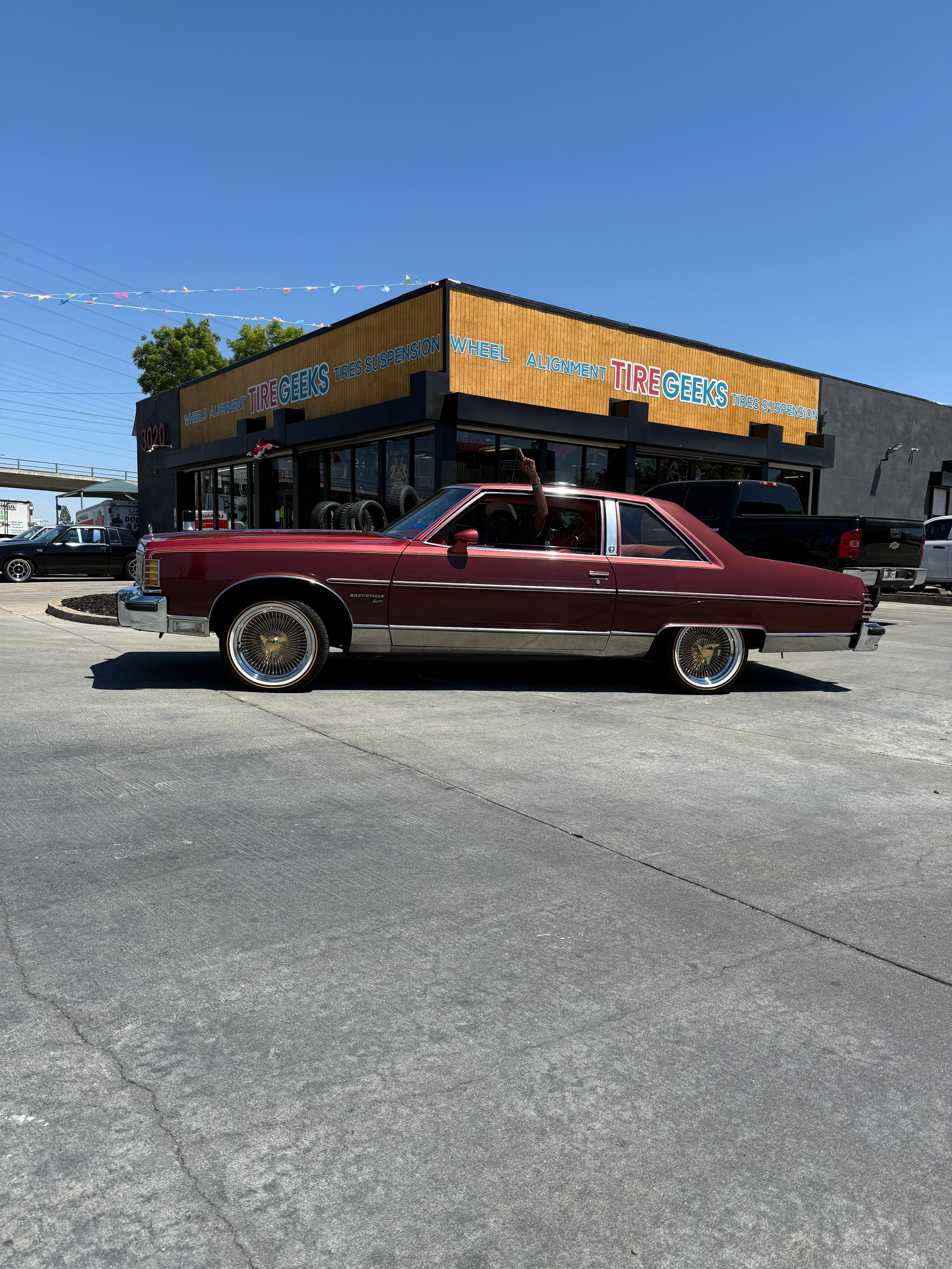 Pontiac Bonneville - Gold Wire Wheels